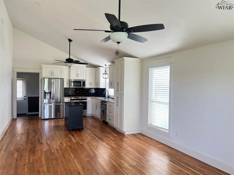 423 E WALNUT STREET, Archer City, TX 76351 - Image #3