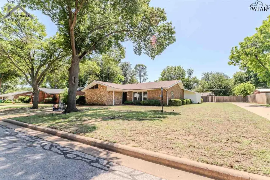 802 AZTEC DRIVE, Burkburnett, TX 76354 - Image #2