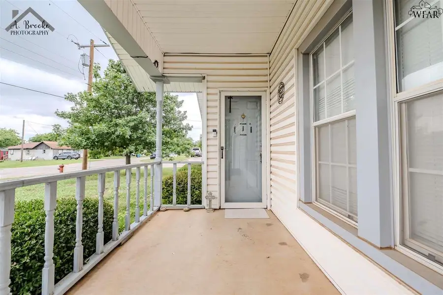 110 W PECAN, Iowa Park, TX 76367 - Image #2