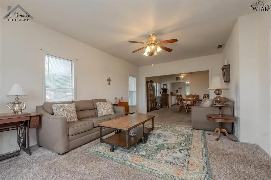 110 W PECAN, Iowa Park, TX 76367 - Image #3