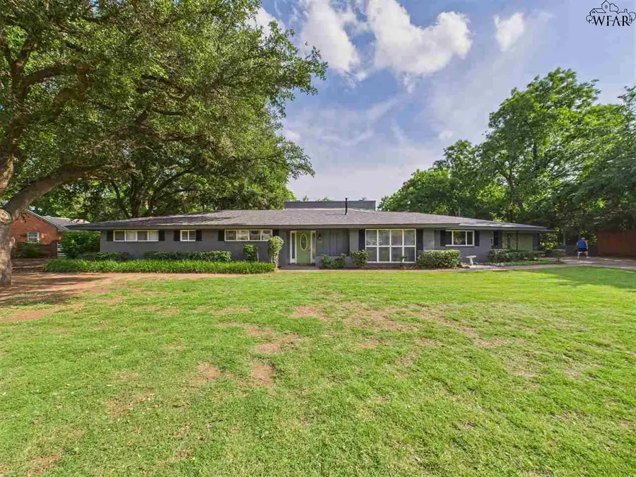 800 SYCAMORE DRIVE, Burkburnett, TX 76354 - Image #2