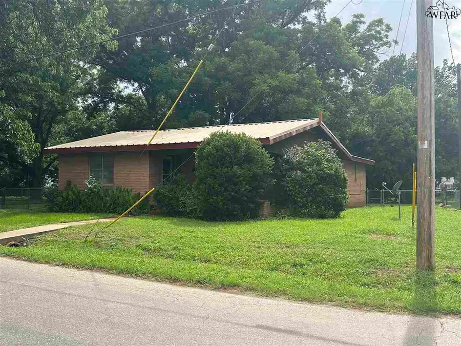 111 N HOLLY DRIVE, Burkburnett, TX 76354 - Image #2