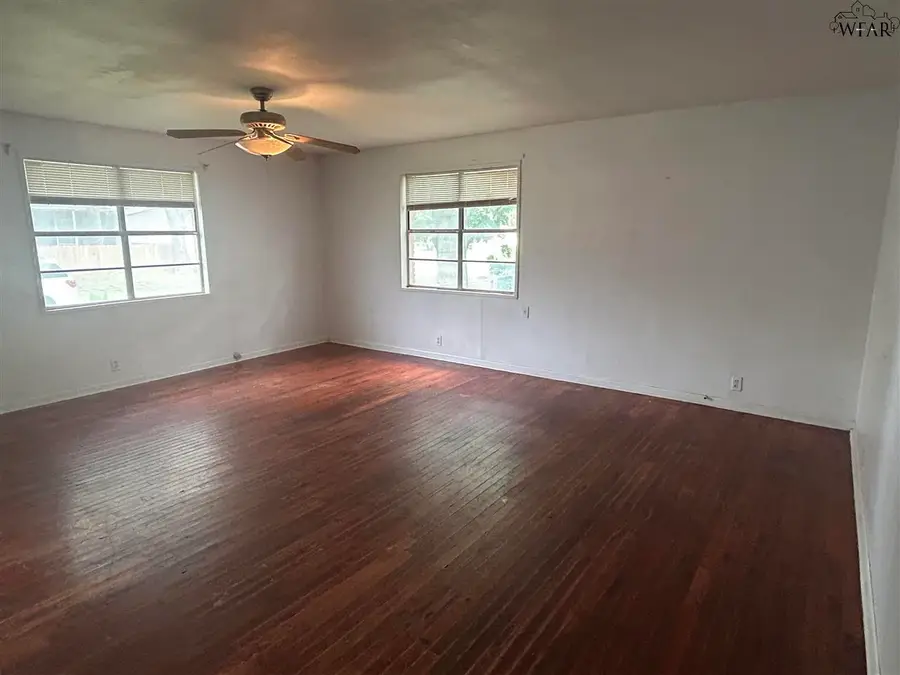 111 N HOLLY DRIVE, Burkburnett, TX 76354 - Image #3