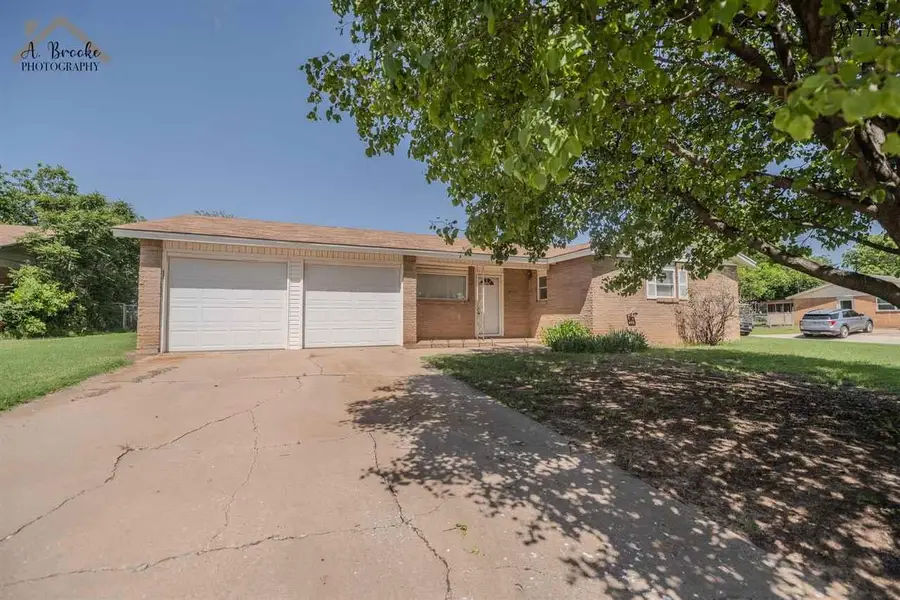 1100 W CORNELIA AVENUE, Iowa Park, TX 76367 - Image #2