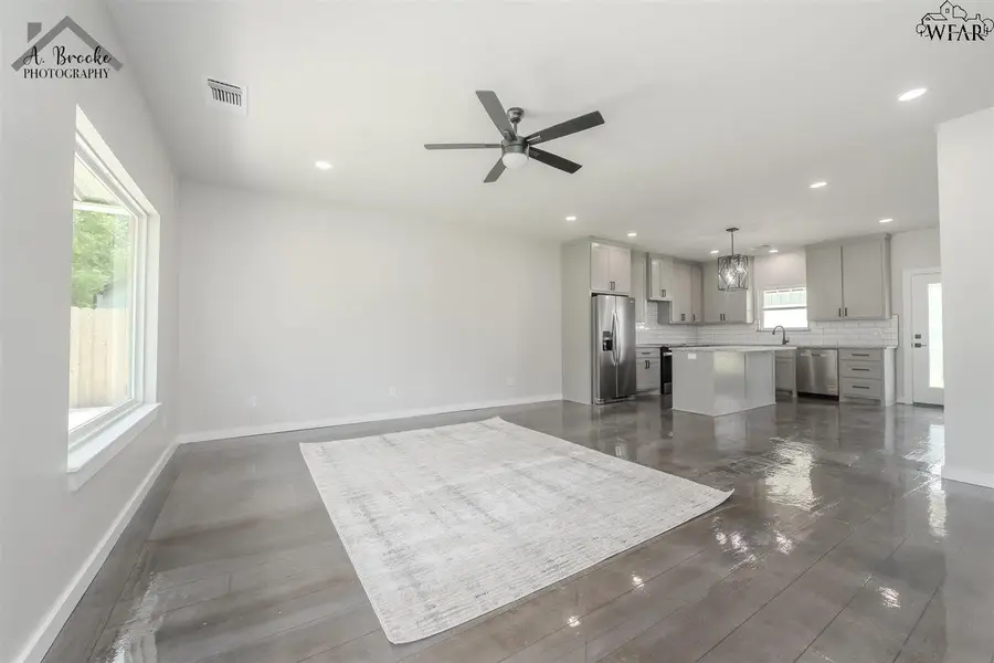 410 W DAISY STREET, Iowa Park, TX 76367 - Image #3