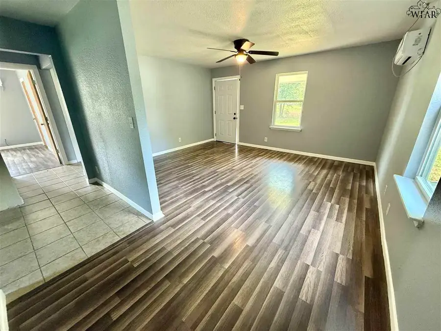 715 E COLLEGE STREET, Burkburnett, TX 76354 - Image #3