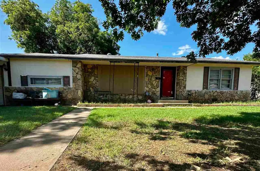 1010 W CUSTER STREET, Seymour, TX 76380 - #2