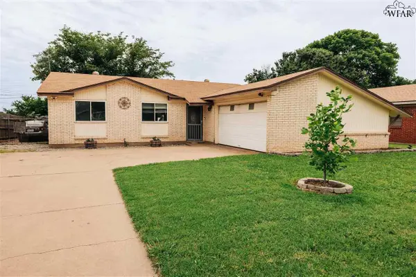 1009 W CORNELIA AVENUE, Iowa Park, TX 76367