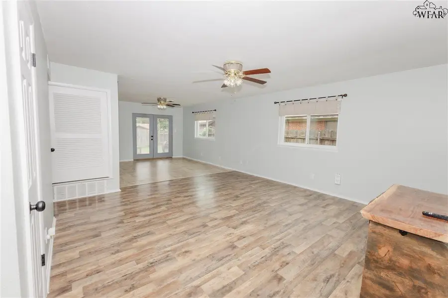 1009 W CORNELIA AVENUE, Iowa Park, TX 76367 - Image #3