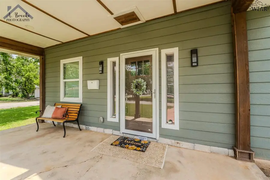 304 E SPRING STREET, Henrietta, TX 76365 - Image #2