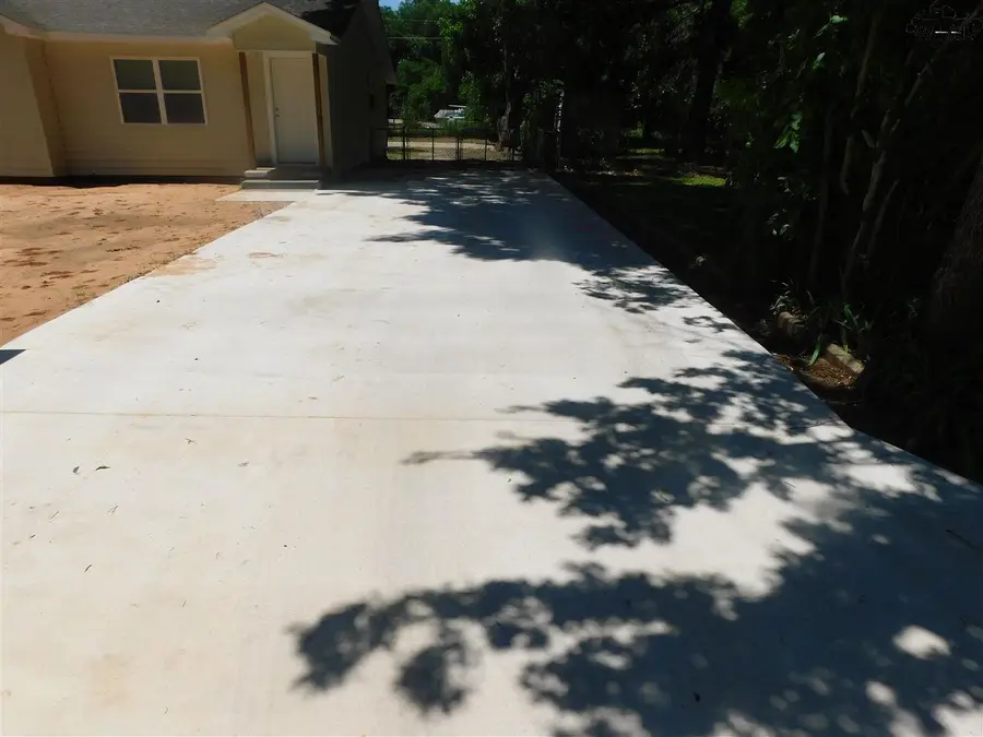 526 ROSEWOOD AVENUE, Burkburnett, TX 76354-2771 - Image #2