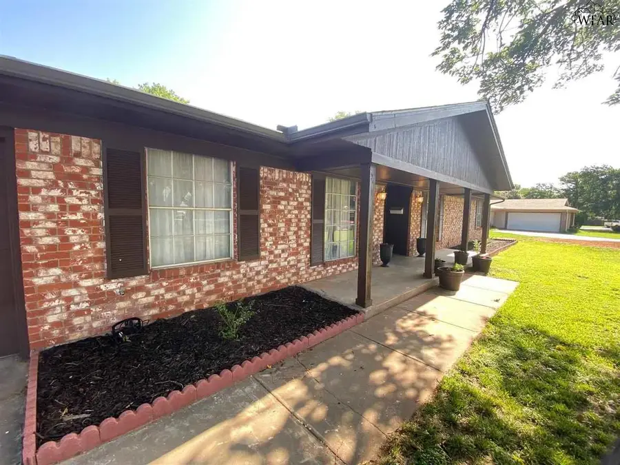 1024 JAN LEE DRIVE, Burkburnett, TX 76354 - Image #2