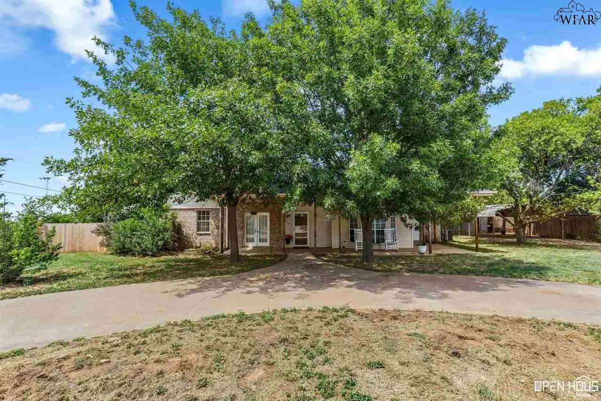 423 W CHERRY STREET, Archer City, TX 76351 - Image #1