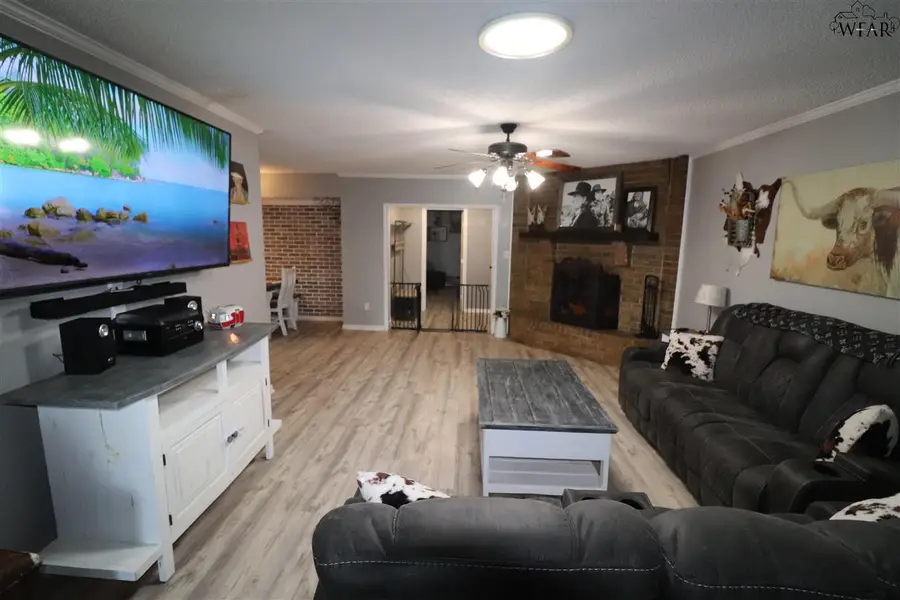 104 N GREENWAY, Henrietta, TX 76365 - Image #2