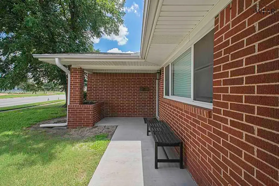 806 N BOND STREET, Iowa Park, TX 76367 - Image #3
