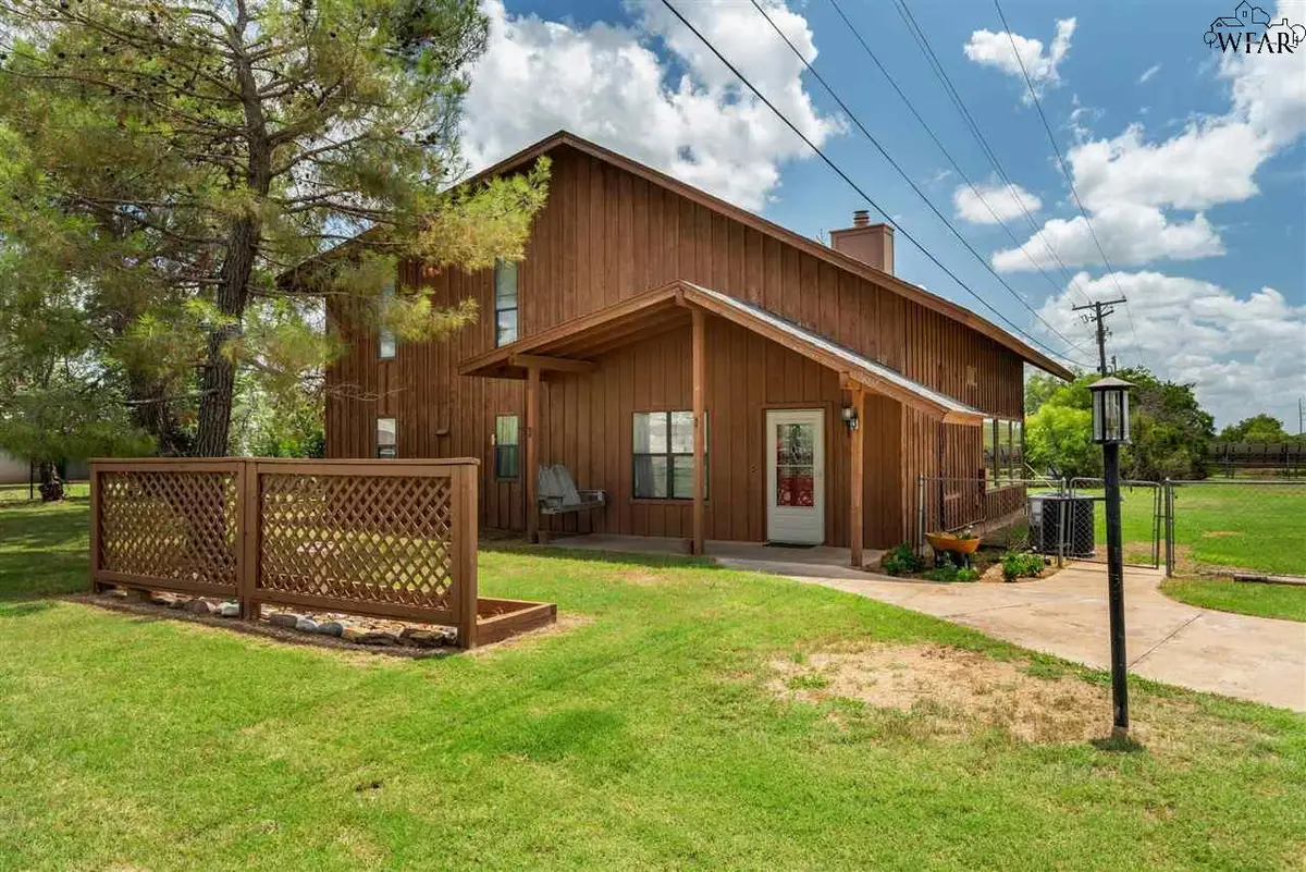 901 W MAGNOLIA AVENUE, Iowa Park, TX 76367 - Image #1