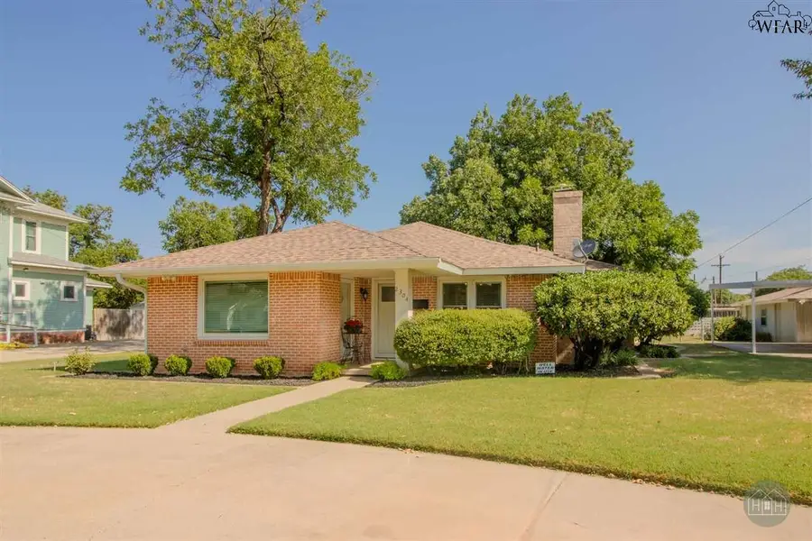 2304 PARADISE STREET, Vernon, TX 76384 - Image #2