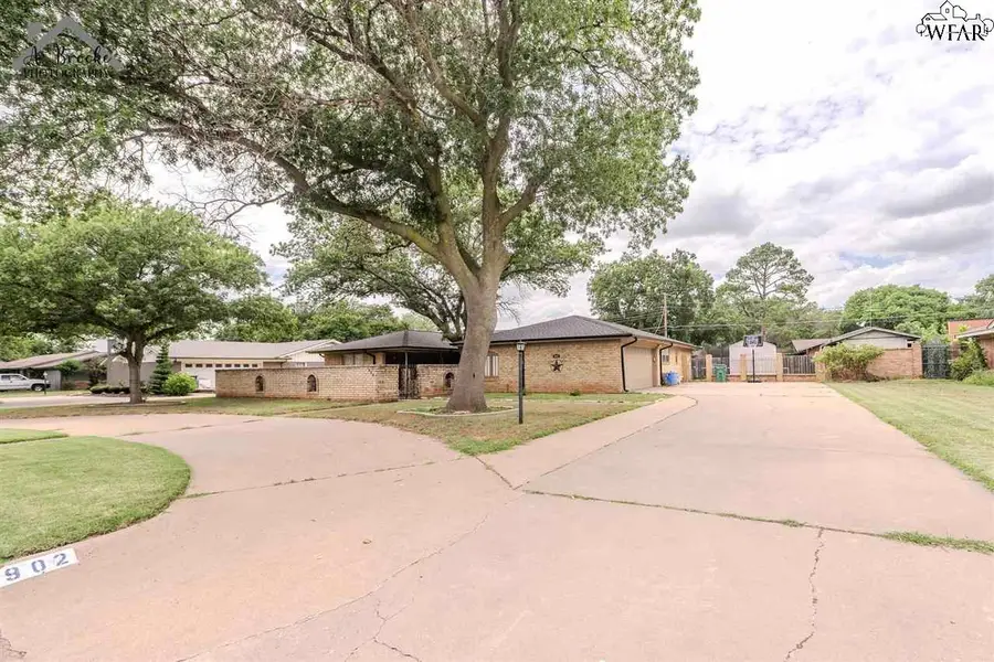 902 KIOWA DRIVE, Burkburnett, TX 76354 - Image #2