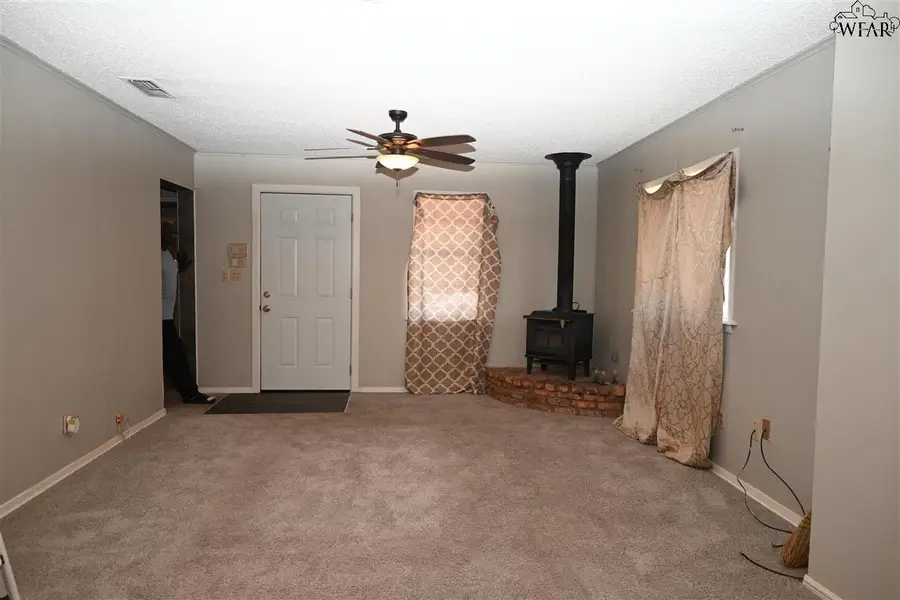 801 N AVENUE C, Burkburnett, TX 76354 - Image #3