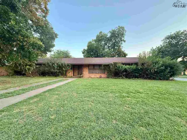 700 SUNSET DRIVE, Burkburnett, TX 76354