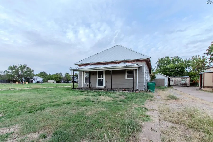 313 W GARRISON AVENUE, Electra, TX 76360 - Image #2