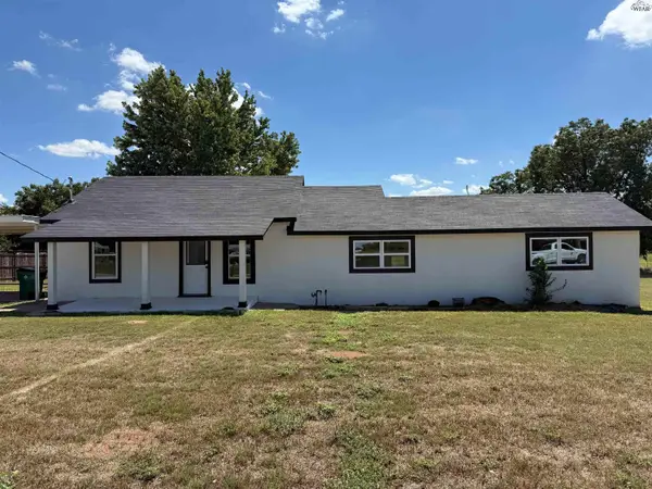 704 E NEVADA STREET, Seymour, TX 76380