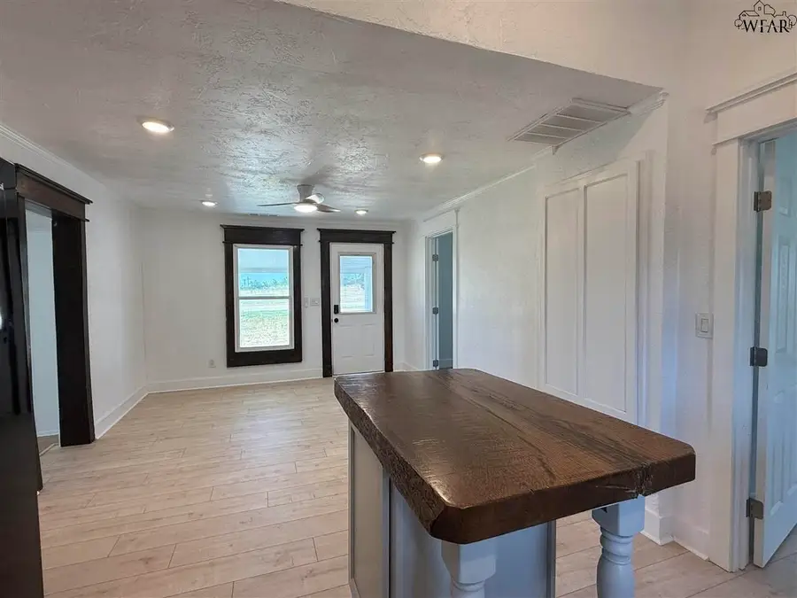 704 E NEVADA STREET, Seymour, TX 76380 - Image #2