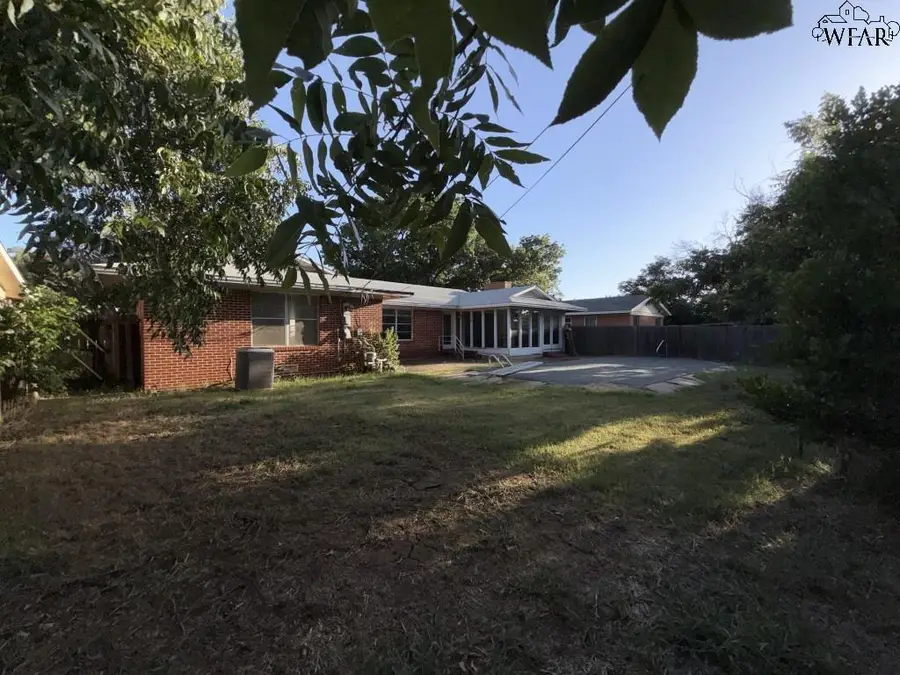1554 MESQUITE STREET, Wichita Falls, TX 76302 - Image #3