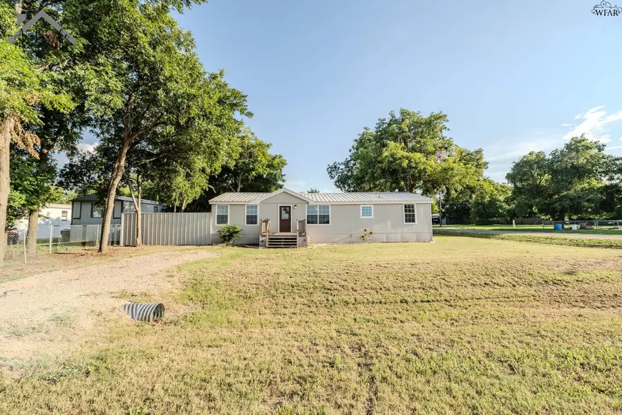 801 E WASHINGTON AVENUE, Iowa Park, TX 76367 - Image #2