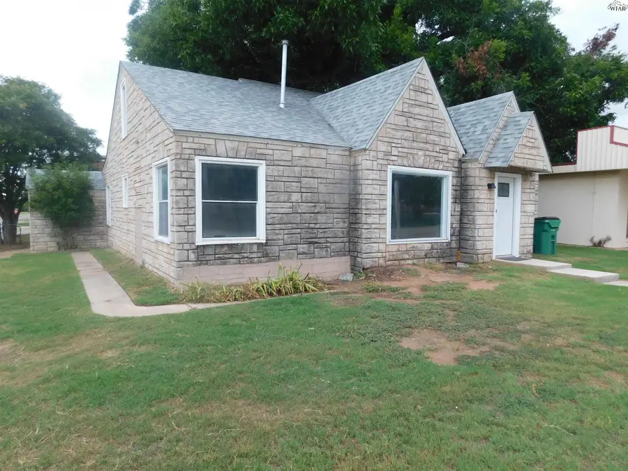 201 N AVENUE D, Burkburnett, TX 76354 - Image #2