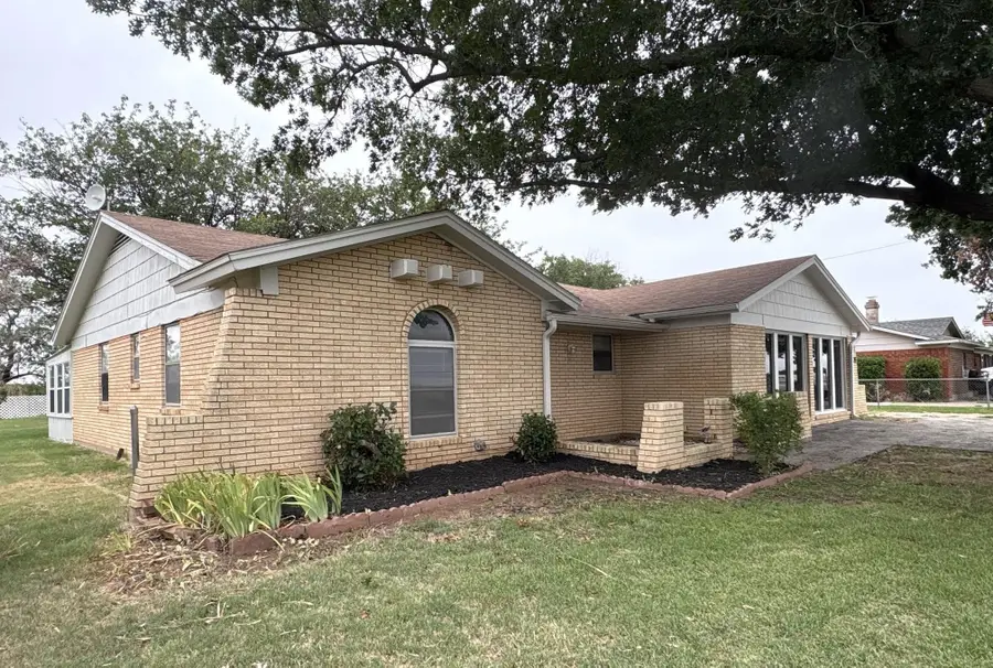 705 N WEST AVENUE, Holliday, TX 76366 - Image #2