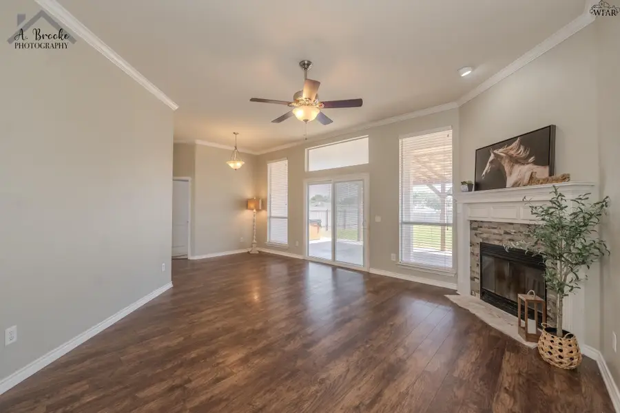 715 W ALDINE COURT, Iowa Park, TX 76367 - Image #2