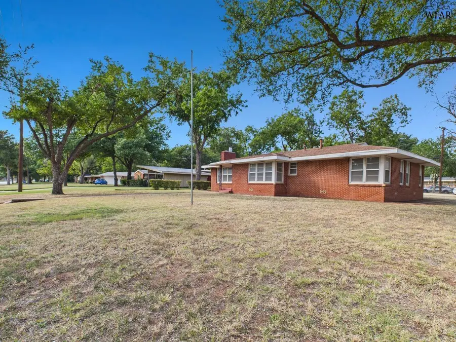 2400 HAMPSTEAD LANE, Wichita Falls, TX 76308 - Image #2