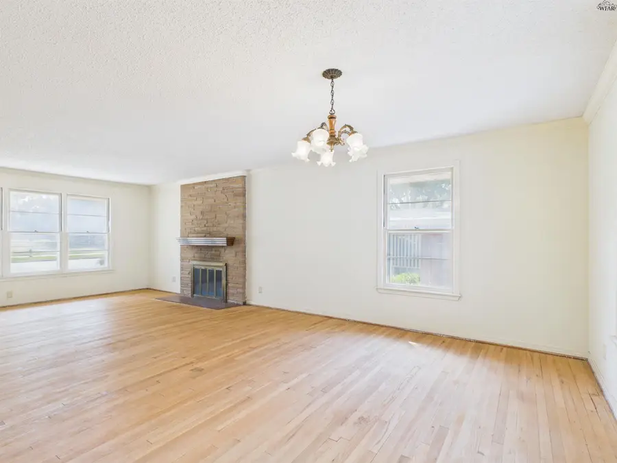 2400 HAMPSTEAD LANE, Wichita Falls, TX 76308 - Image #3