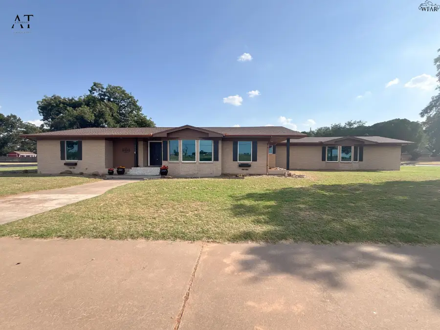 1110 E SYCAMORE DRIVE, Burkburnett, TX 76354 - Image #2