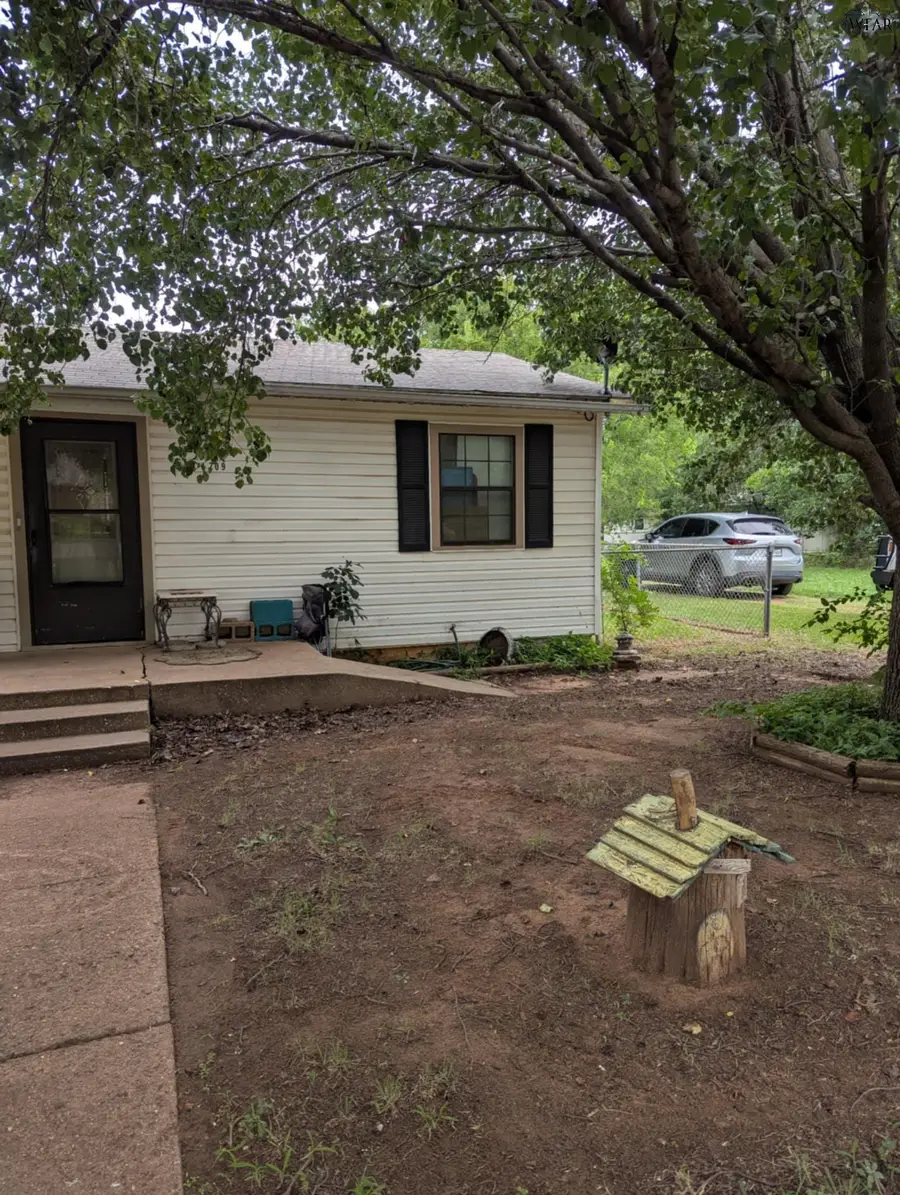 709 N YOSEMITE STREET, Iowa Park, TX 76367 - Image #2