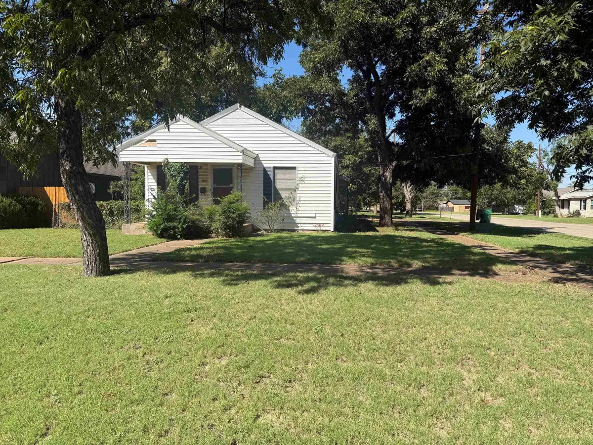 100 W MAGNOLIA AVENUE, Iowa Park, TX 76367 - Image #1