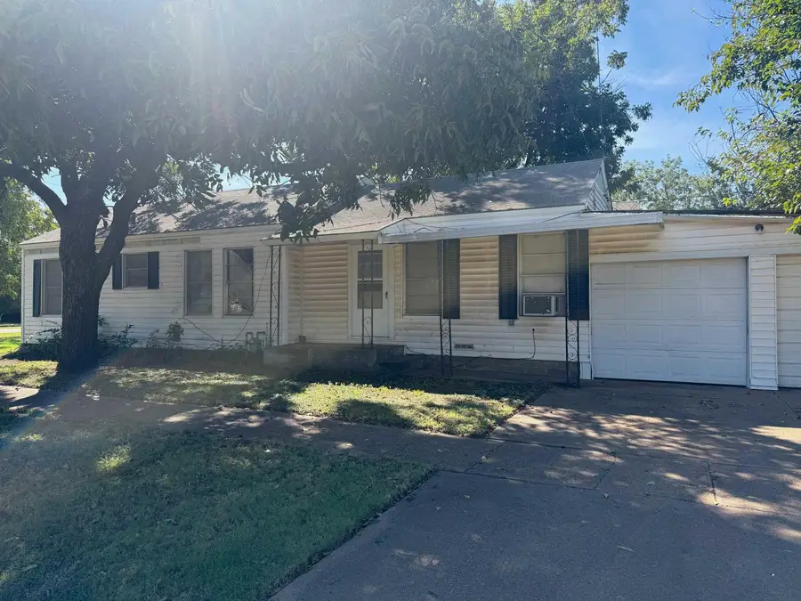 100 W MAGNOLIA AVENUE, Iowa Park, TX 76367 - Image #3