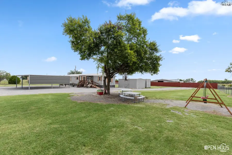 301 SOUTH GATE GARDENS STREET, Iowa Park, TX 76367 - Image #3