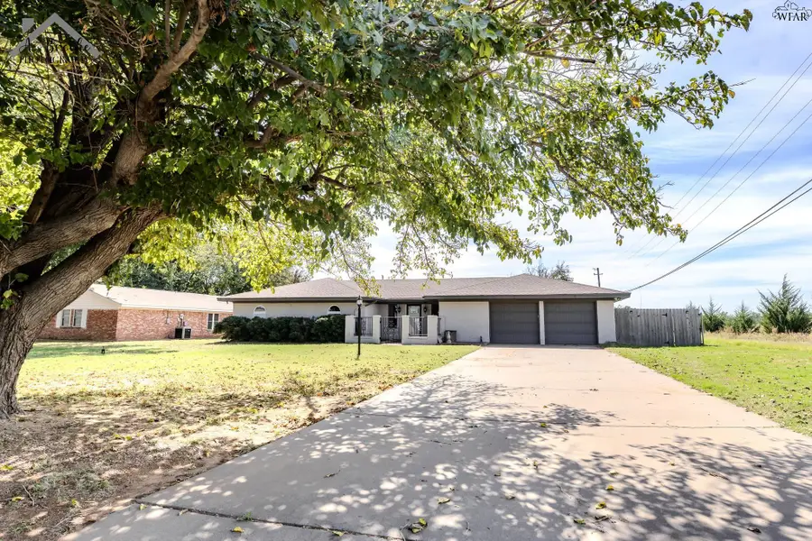 1120 E SYCAMORE DRIVE, Burkburnett, TX 76354 - Image #2