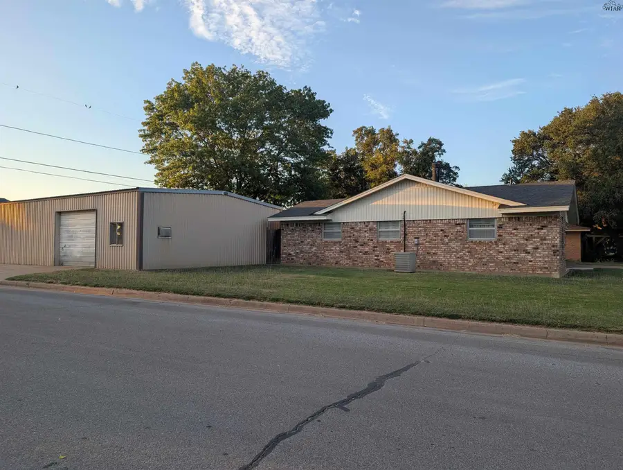 822 S PRESTON ROAD, Burkburnett, TX 76354 - Image #3