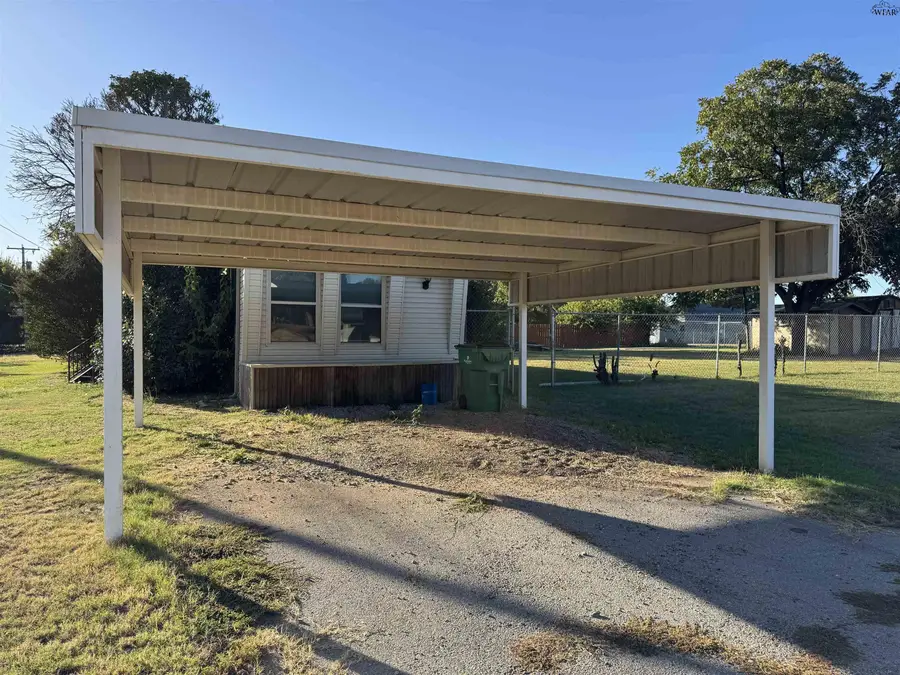 310 S VICTORIA DRIVE, Iowa Park, TX 76367 - Image #2