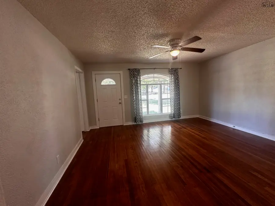 401 W ALDINE STREET, Iowa Park, TX 76367 - Image #3