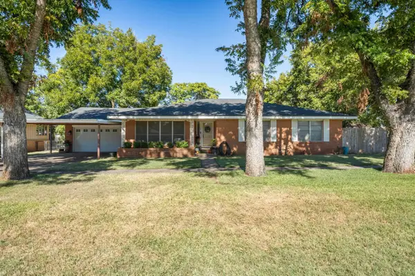 208 W JEFFERSON AVENUE, Iowa Park, TX 76367