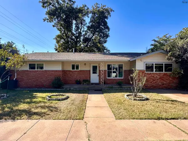 107 N ARKANSAS STREET, Seymour, TX 76380