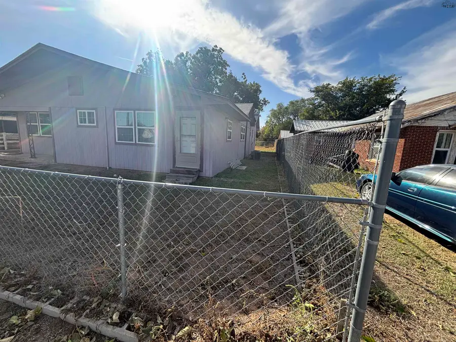 1004 CLEBURNE STREET, Vernon, TX 76384 - Image #2