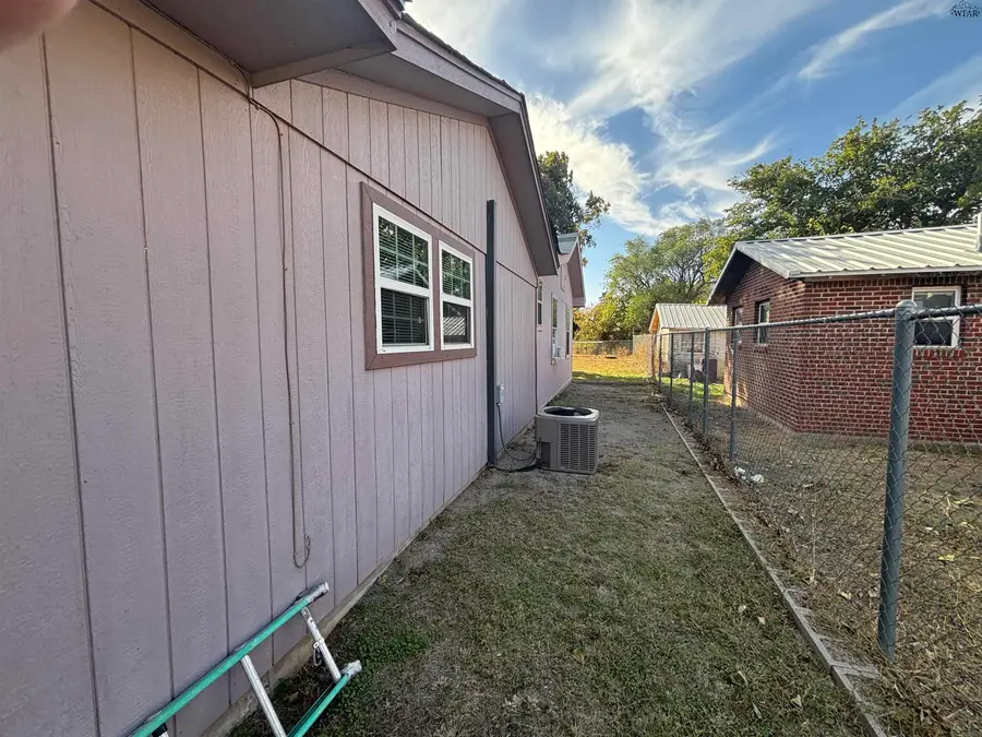 1004 CLEBURNE STREET, Vernon, TX 76384 - Image #3