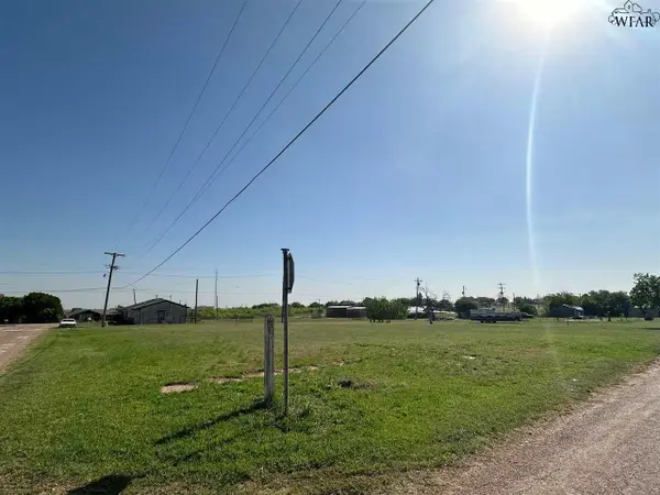 203 E LINCOLN AVENUE, Electra, TX 76360