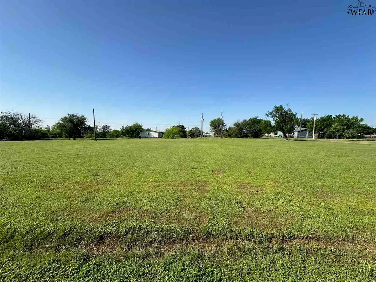 804 E GARRISON AVENUE, Electra, TX 76360 - Image #1