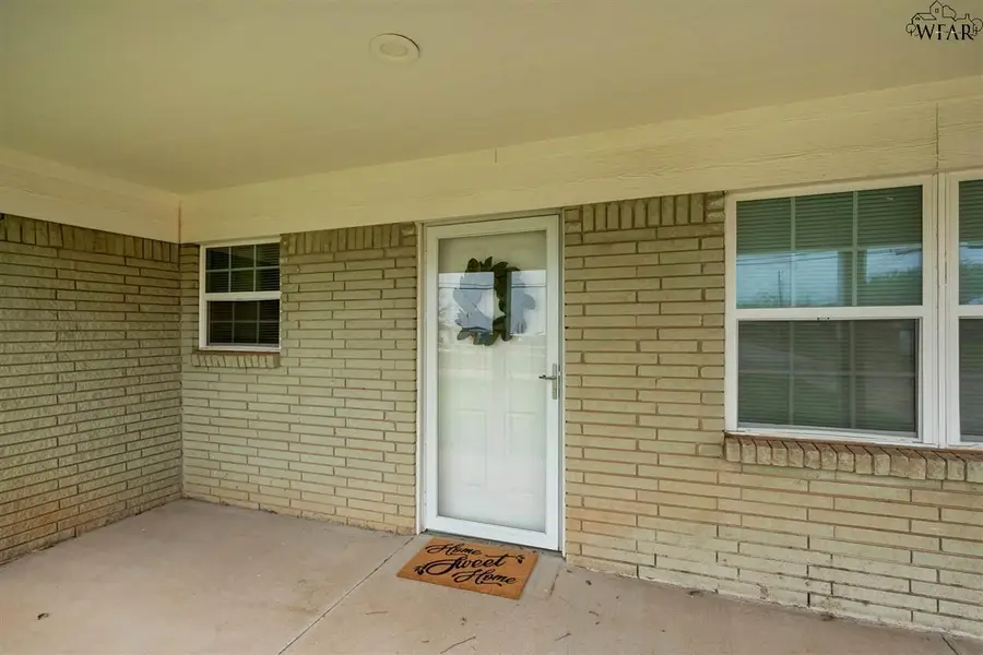 900 N 4TH STREET, Iowa Park, TX 76367 - Image #2